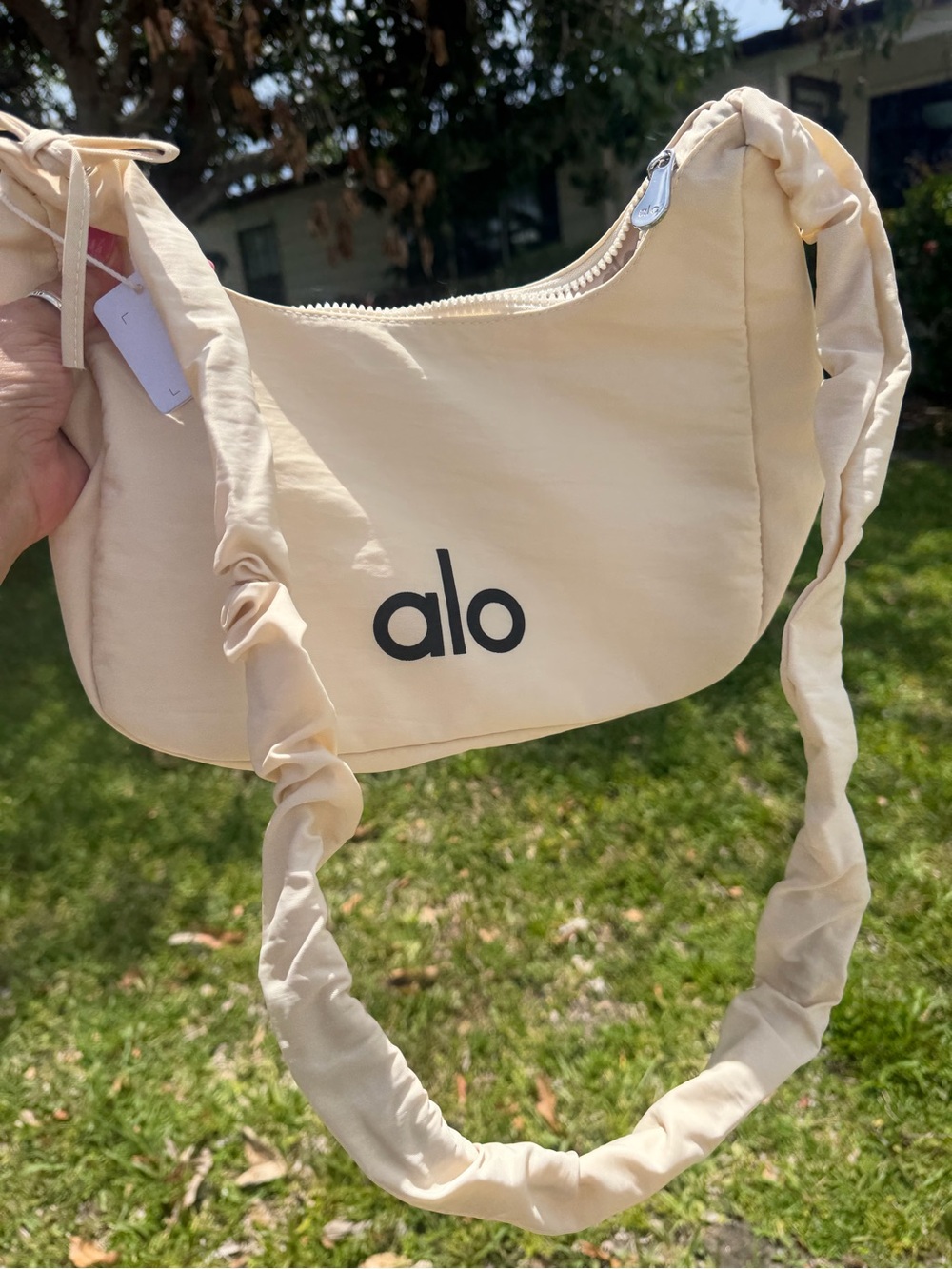 ALO YOGA Cream Shoulder/Crossbody Bag with Ruched Strap - Picture 4 of 16